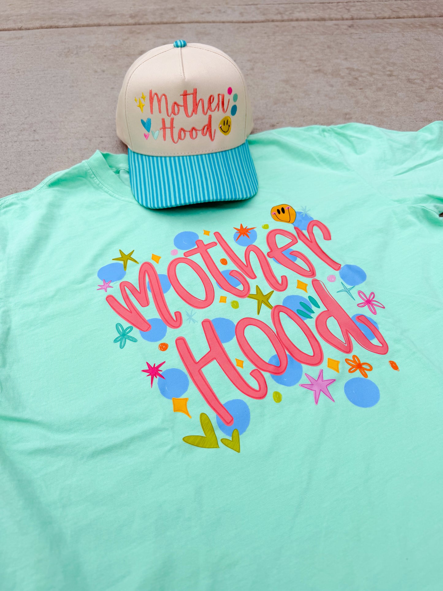 Motherhood Graphic Tee💚